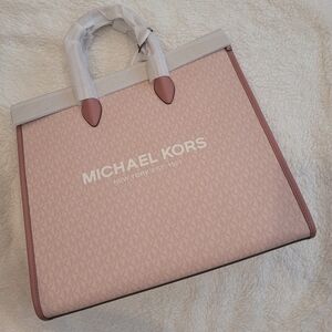 NWT. Michael Kors satchel bag. Big size.
